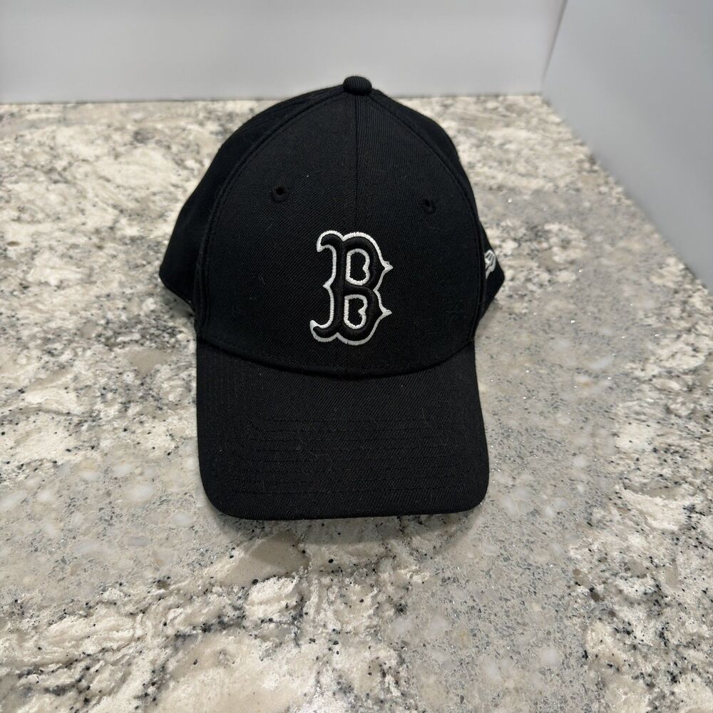 Boston Red Sox Hat Baseball Cap Fitted Mens S/M Black White New Era
